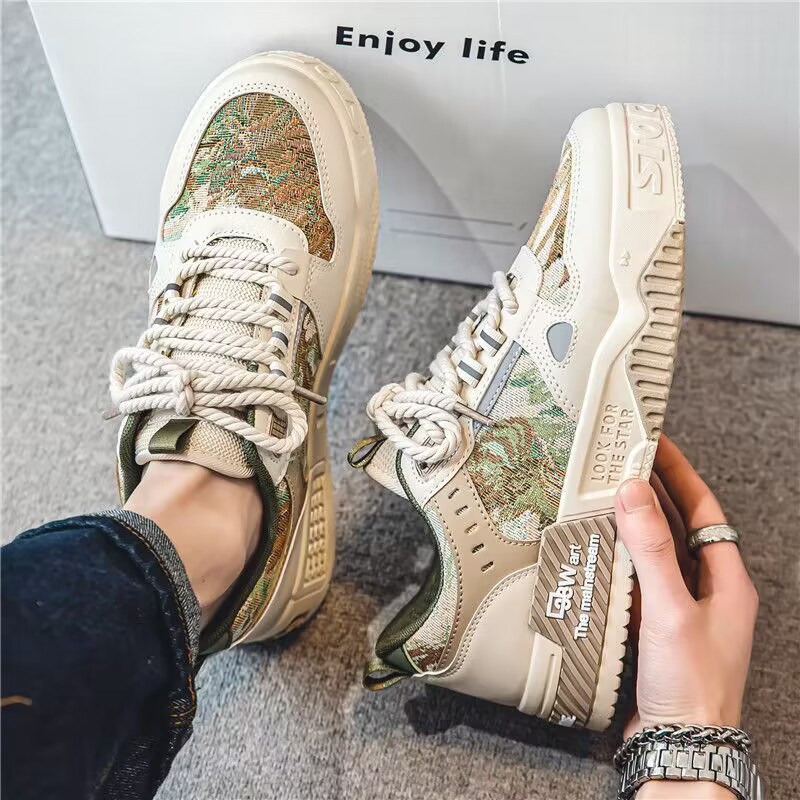 Zapatos de hombre 2024 nuevos zapatos blancos de primavera de moda coreana zapatos de skate juveniles zapatos deportivos casuales de moda para hombres