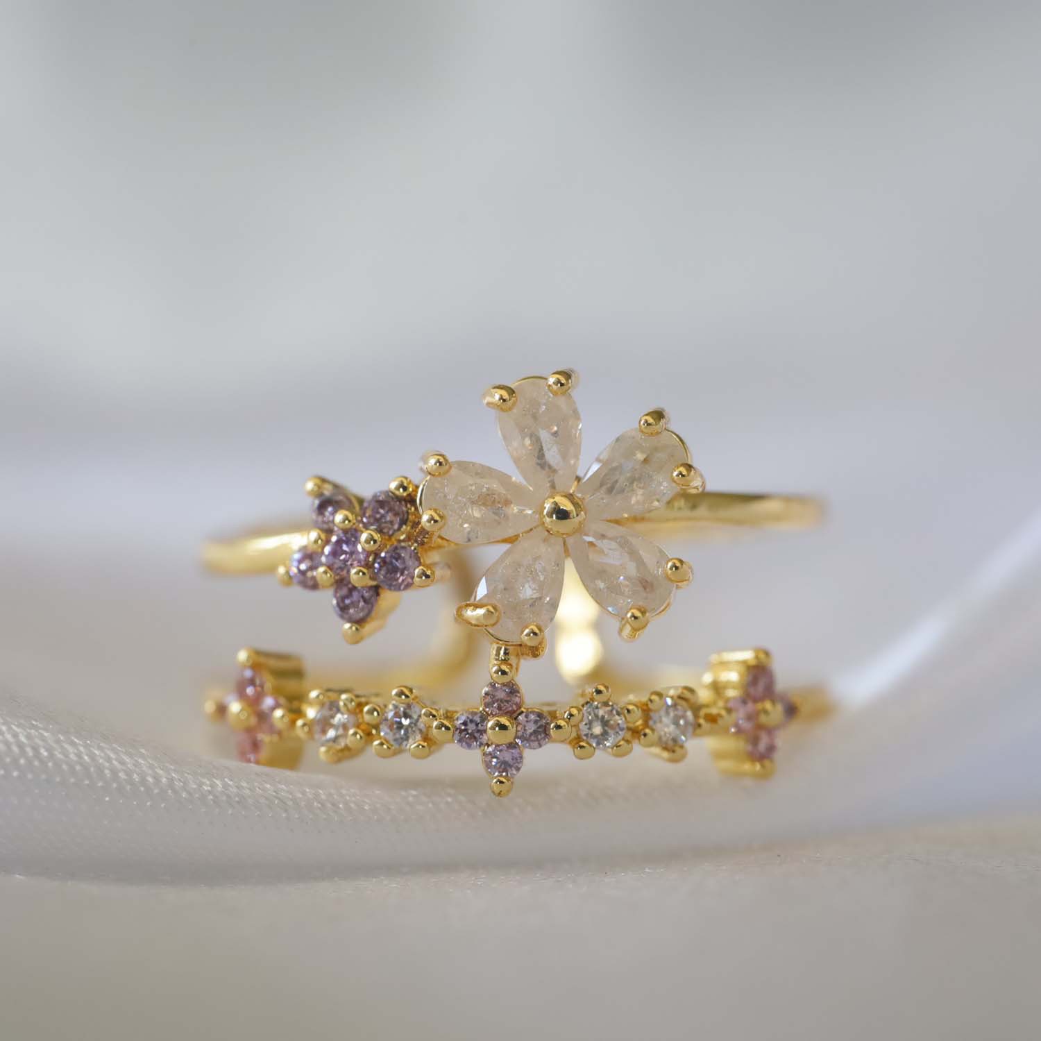 Franse, vintage, elegante, tijdloze ring met een bloemencluster, fris en kleurrijk, voor dames, lente/zomer, licht, luxe, hoogwaardig design, vintage_voghion.com
