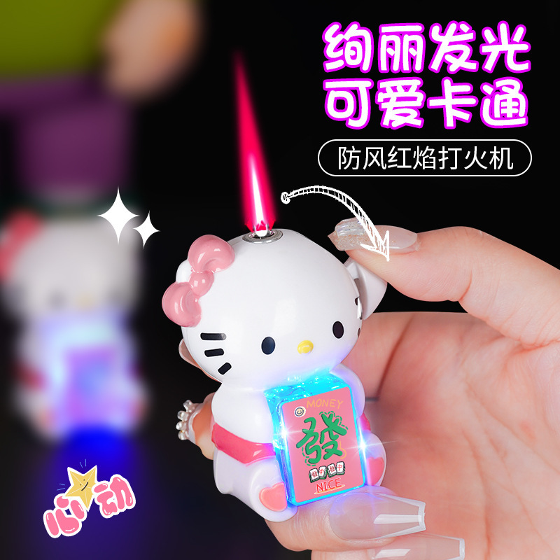 ハローキティの置物が輝いていて、防風の赤い炎のライターが彼女の対象の潮を送っています。|undefined