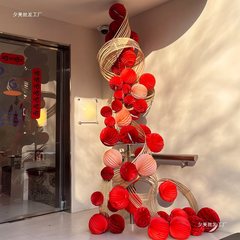 新年の装飾品の雰囲気は竹編みの竹の列の提灯を飾ってホテルのロビーの店舗のショーウインドーの幼稚園の2025を掛けます。