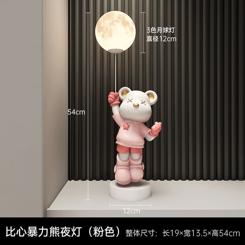 宇宙飛行士のデスクトップが床に落ちたリビングルームには家庭装飾品が飾られています。|undefined