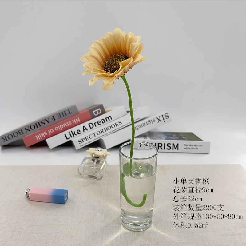ヒマワリのシミュレーション花の卸売り家の客間に結婚祝いの花芸の装飾道具の造花の花束を飾っています。|undefined