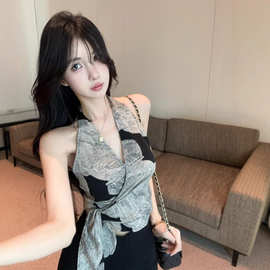 设计感露背挂脖背心女夏季小众独特绝美别致扭结外穿短款无袖上衣