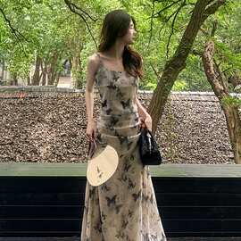 法式掐腰褶皱独特连衣裙女夏新款修身显瘦独特蝴蝶碎花绝美吊带裙