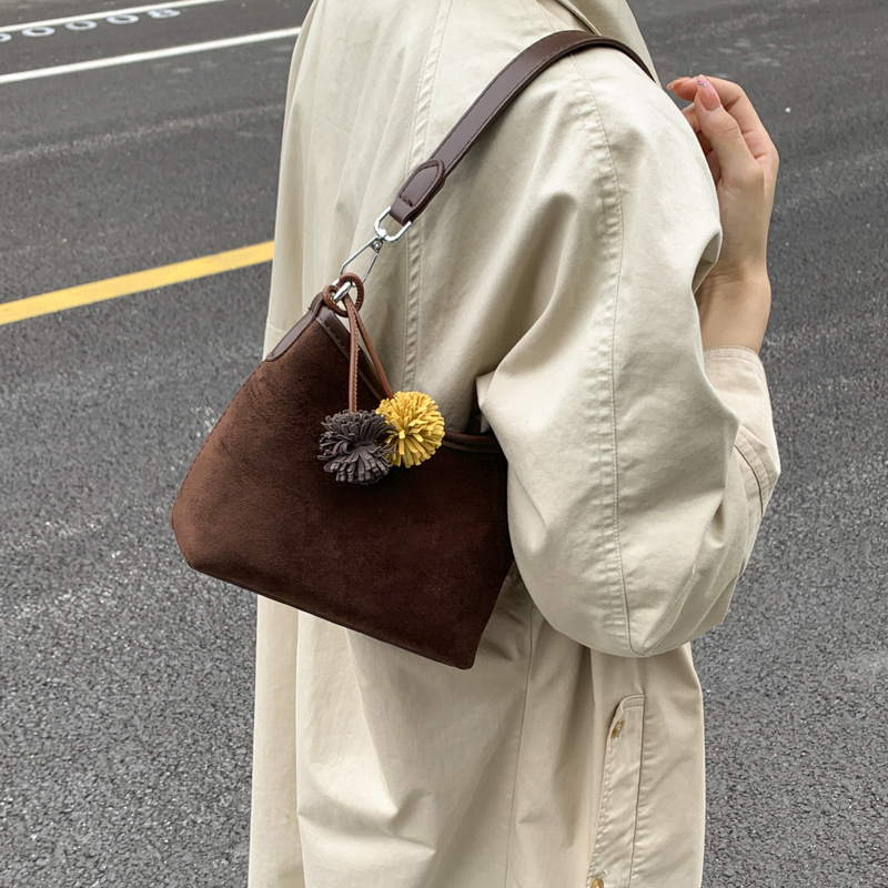 Transfronterizos retro gamuz bolsas portátiles bajo las axilas mujeres 2025 otoño y invierno nueva moda coreana de viaje al trabajo bolsas de hombro inclinadas