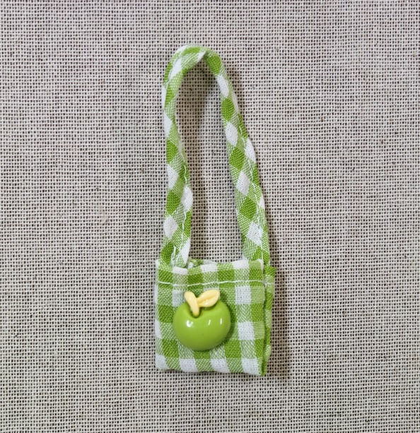 붉은 격자 무늬 가방