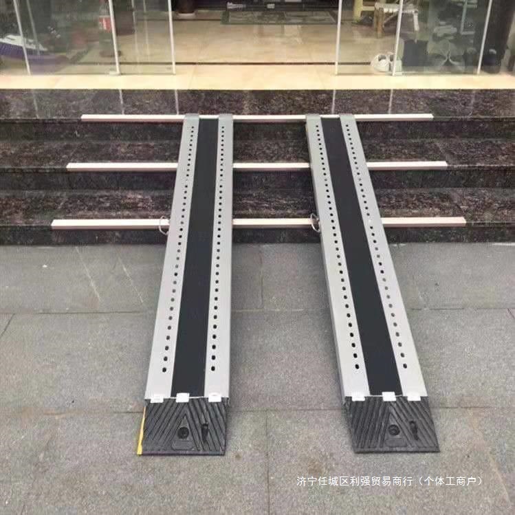 轮椅上楼梯便携式无障碍坡道板摩托轮椅电动车上车上楼台阶垒德株