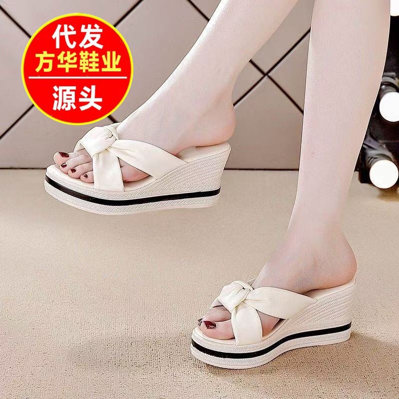 2026 nuevo comercio exterior de verano de cuero suave tacones gruesos aumentan la altura de los dedos de los dedos de la moda universal zapatillas de tacones altos