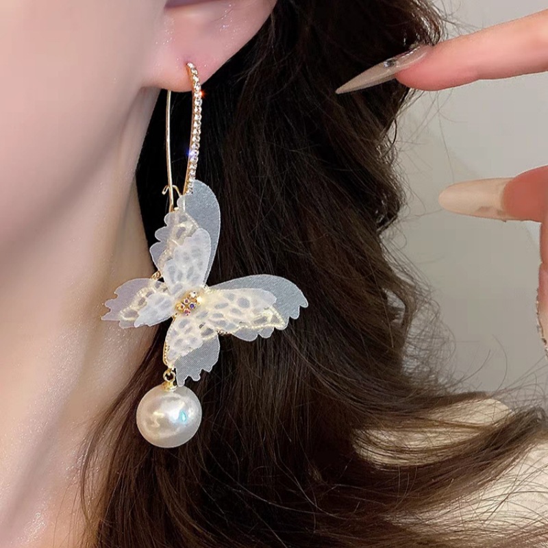 Mariposa malla pendientes colgante de perla 2026 nuevo estilo explosivo de alta sensación pernos de orejas ligeros de lujo nicho ganchos de orejas orejas mujeres