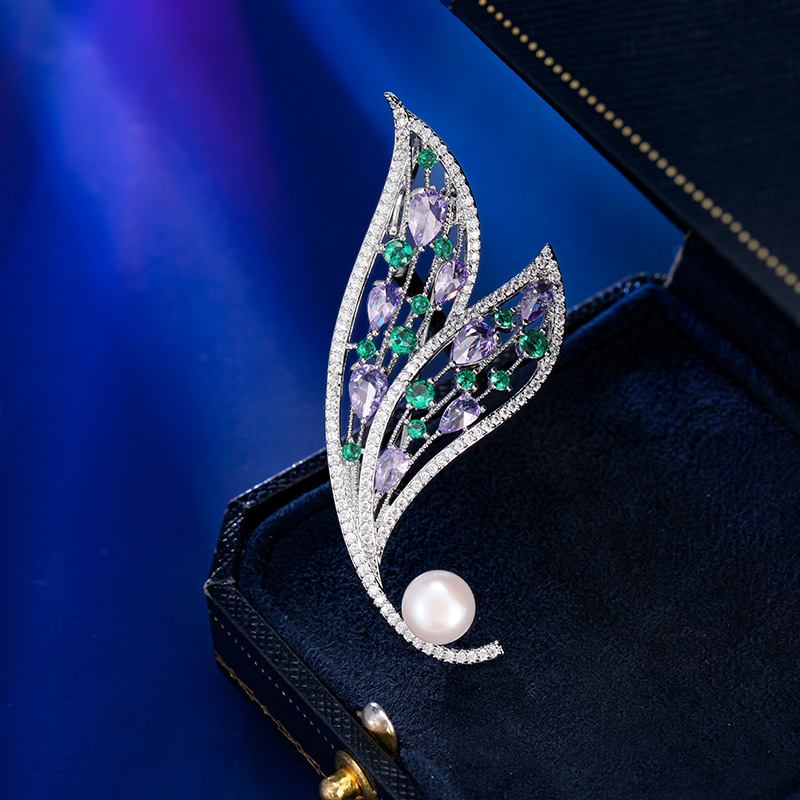 Brooch from pearl with zircon