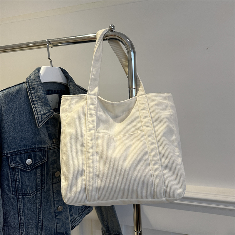 Este año, la popularidad de la bolsa simple, la bolsa de brazo de gran capacidad, la nueva bolsa de primavera y verano, la bolsa de mujer, la bolsa de hombro.