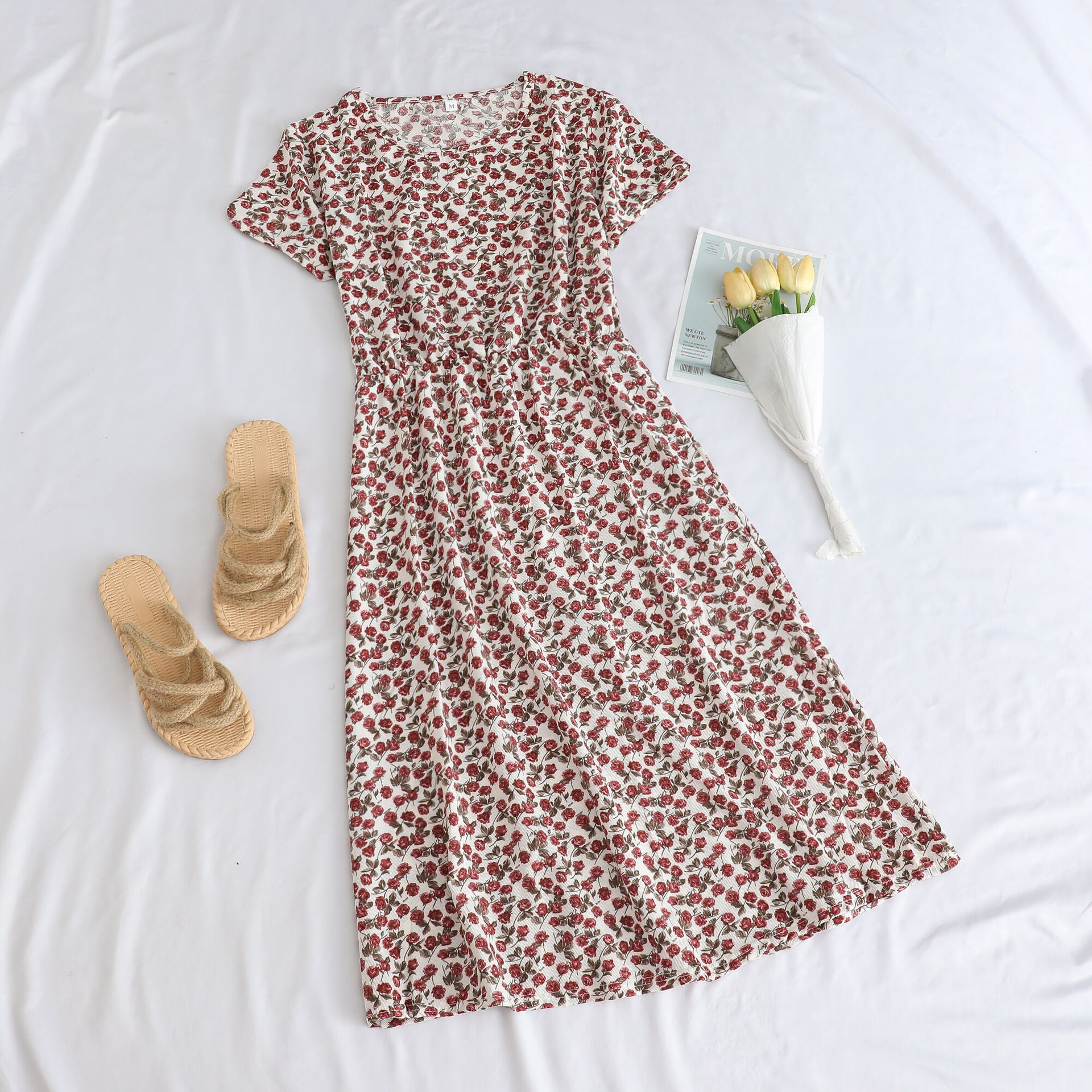 흰색 배경에 F34 붉은 꽃 꽃