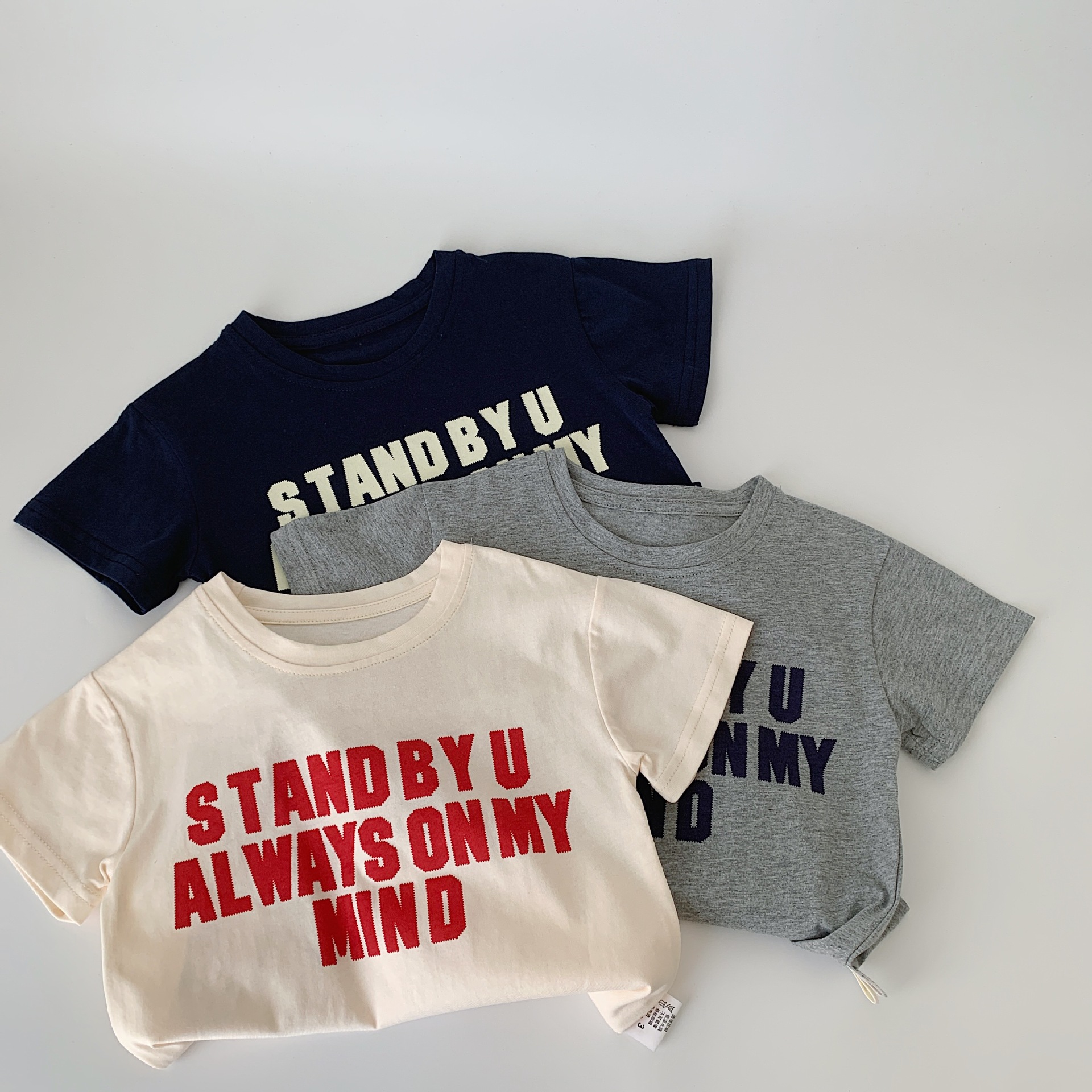 Camiseta de manga corta de verano para niños Maibao 2025 nuevo suéter de letras de dibujos animados para niños y niñas Huzhou Zhili ropa para niños a