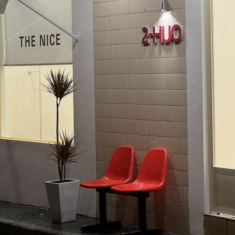 Одежда, кофейня, уличный магазин, фотостудия, уличное окно, ряд пластиковых стульев, отдых сотрудников, стулья для чая с молоком