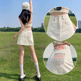 米白色牛仔短裙女夏季2026新款高腰小个防走光a字白色包臀半身裙