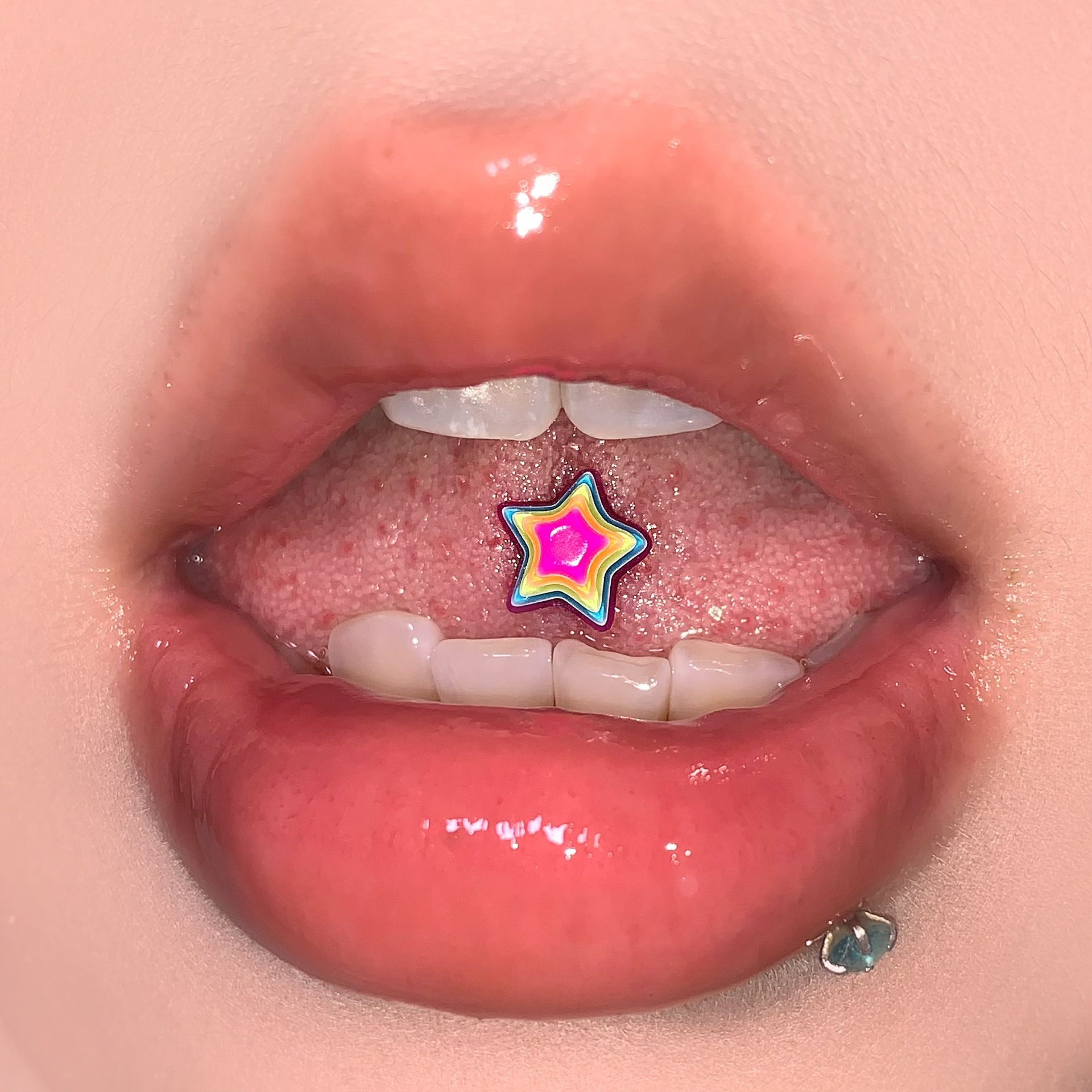 16G labret stud size and finish detail