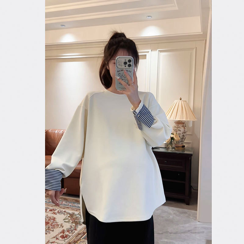 妊婦のパーカーのシャツのストライプの袖は長袖のtシャツの秋の服をつなぎ合わせます。|undefined