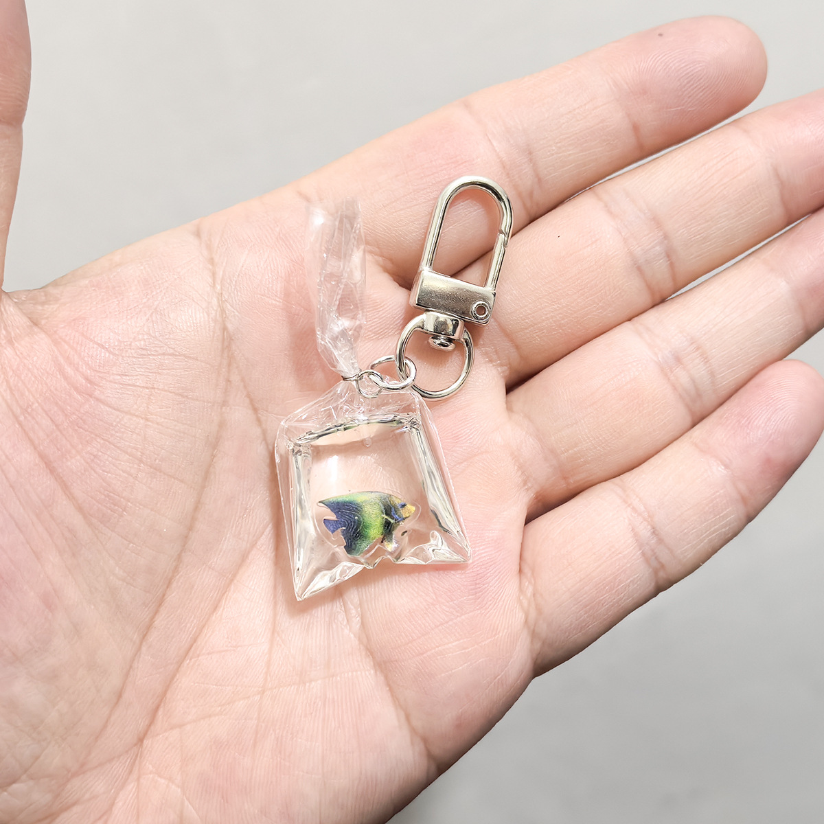 열대 짙은 녹색 물고기 문 버클