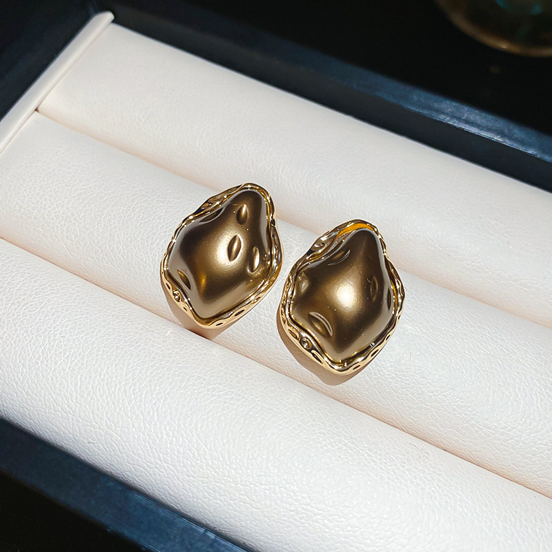 Pendientes de amor de perlas de lujo ligero con aguja de plata Pendientes de sentido de alta gama de temperamento de nicho Pendientes de estilo de palacio de todo fósforo de moda al por mayor