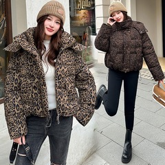 ヨーロッパとアメリカのヒョウ柄綿服 2025 秋と冬の新しいアメリカン綿服ジャケット女性の厚いショートスタンドカラージャケットバッチ
