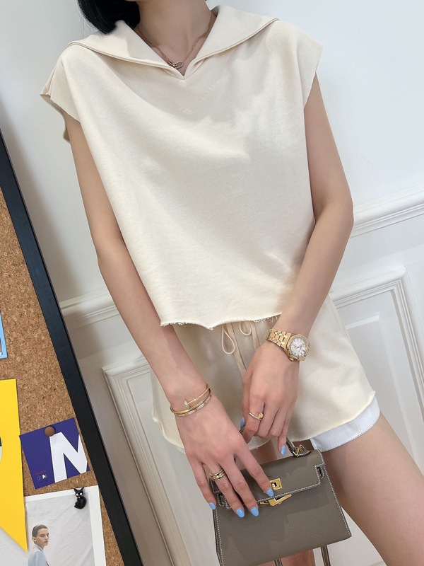 Shenzhen Nanyou high-end original MIU family spring and summer leisure exquisite age-reducing navy collar beige vest shorts set Shenzhen Nanyou high-end original MIU family spring and summer leisure exquisite age-reducing navy collar beige vest shorts set