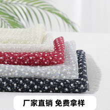 �S��ֱ�Nֲ�q�C��W������С�A�c���ϾW��Ů�bȹ�����b�W�۲����c