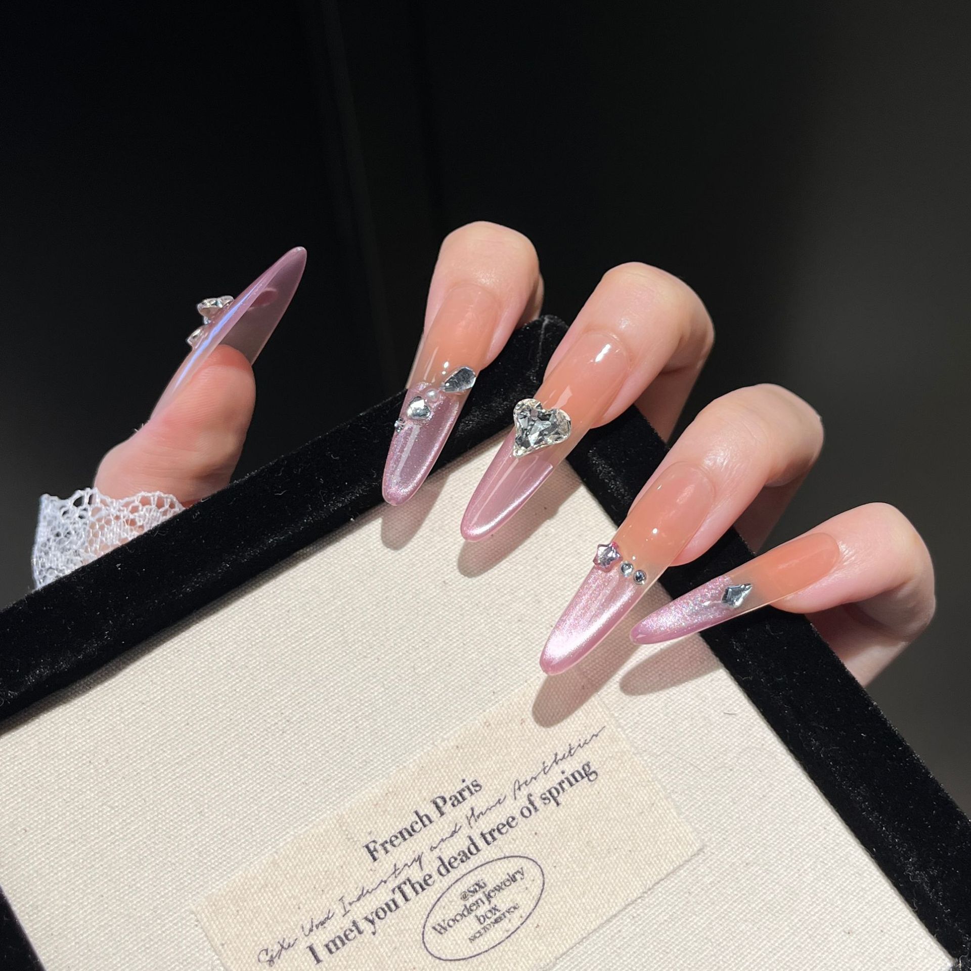Usar uñas falsas perros largos y delgados ojos de gato púrpura usar piezas de uñas fabricantes de productos terminados al por mayor piezas de uñas usables