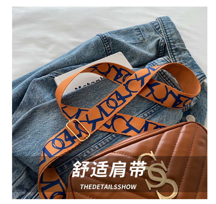 A stylish Korean-style wide shoulder strap small bag for women in the autumn of 2024, a niche design and versatile camera bag, an ins crossbody small square bag Item Picture