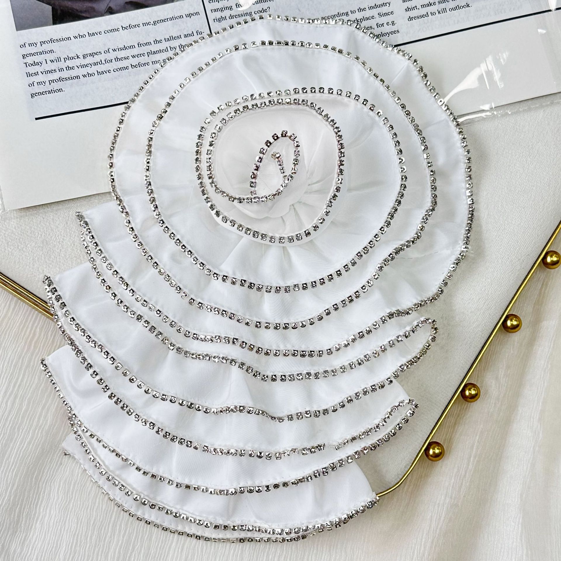 Nueva tela de alta calidad en blanco y negro multicapa clavos tridimensionales perforación flor vestido tocado para el cabello joyas hechas a mano