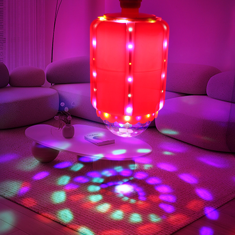 Lanterna LED giratoria de boda festivales linternas coloridas lanternas en el balcón frente a la puerta roja
