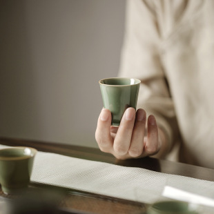Longquan celadon single small tea cup kung fu tea set Tea Bowl Yue kiln secret glaze handmade thin tire not hot cyan Green