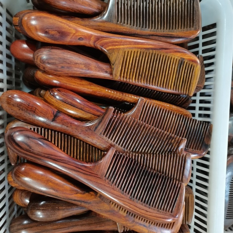 北部の紫檀のボールの柄の櫛の赤い木の櫛の木製の厚いハンドルの櫛|undefined