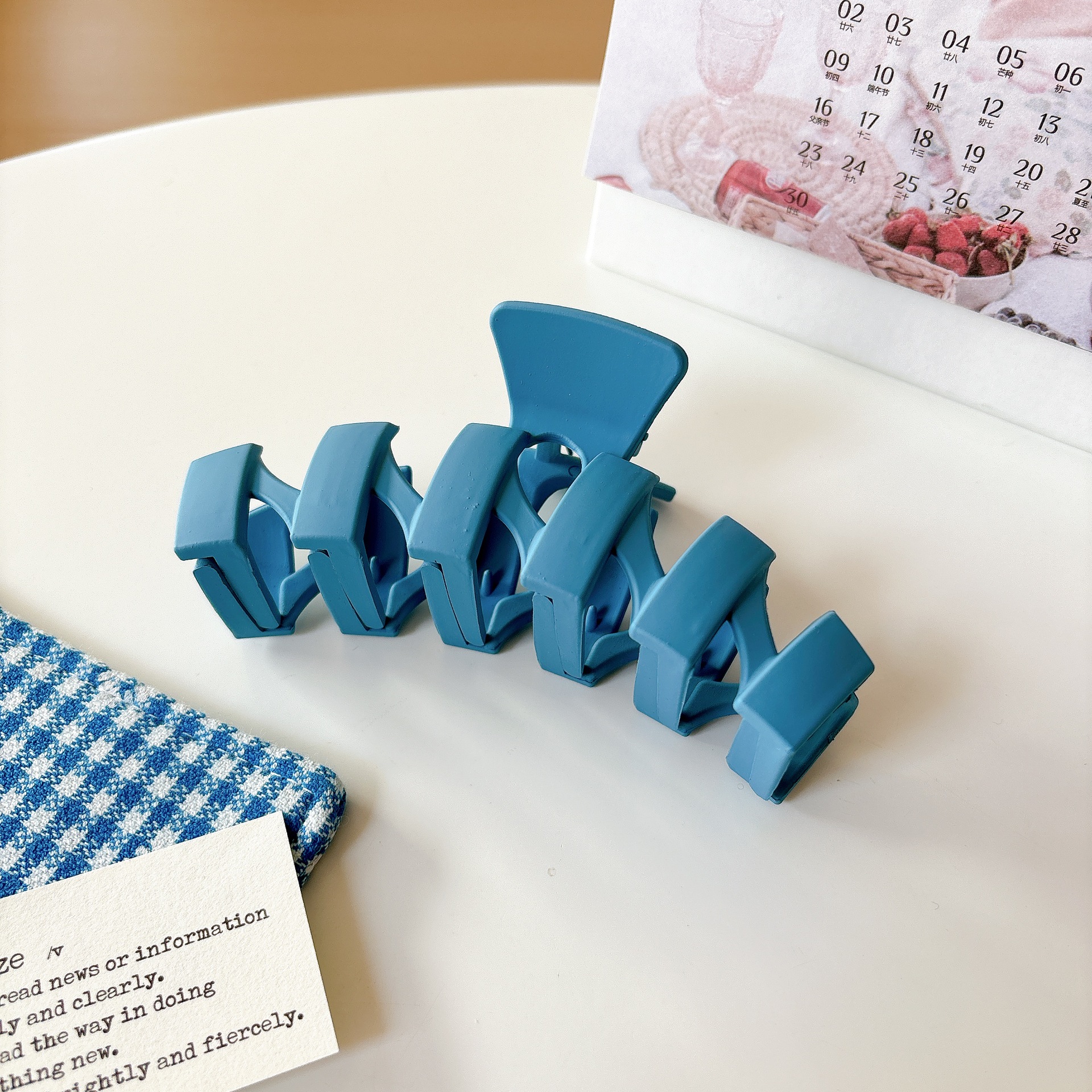 Japonés y coreano accesorios para el cabello hembra Klein azul clip temperamento simple giro horquilla corazón pequeña horquilla placa geométrica horquilla