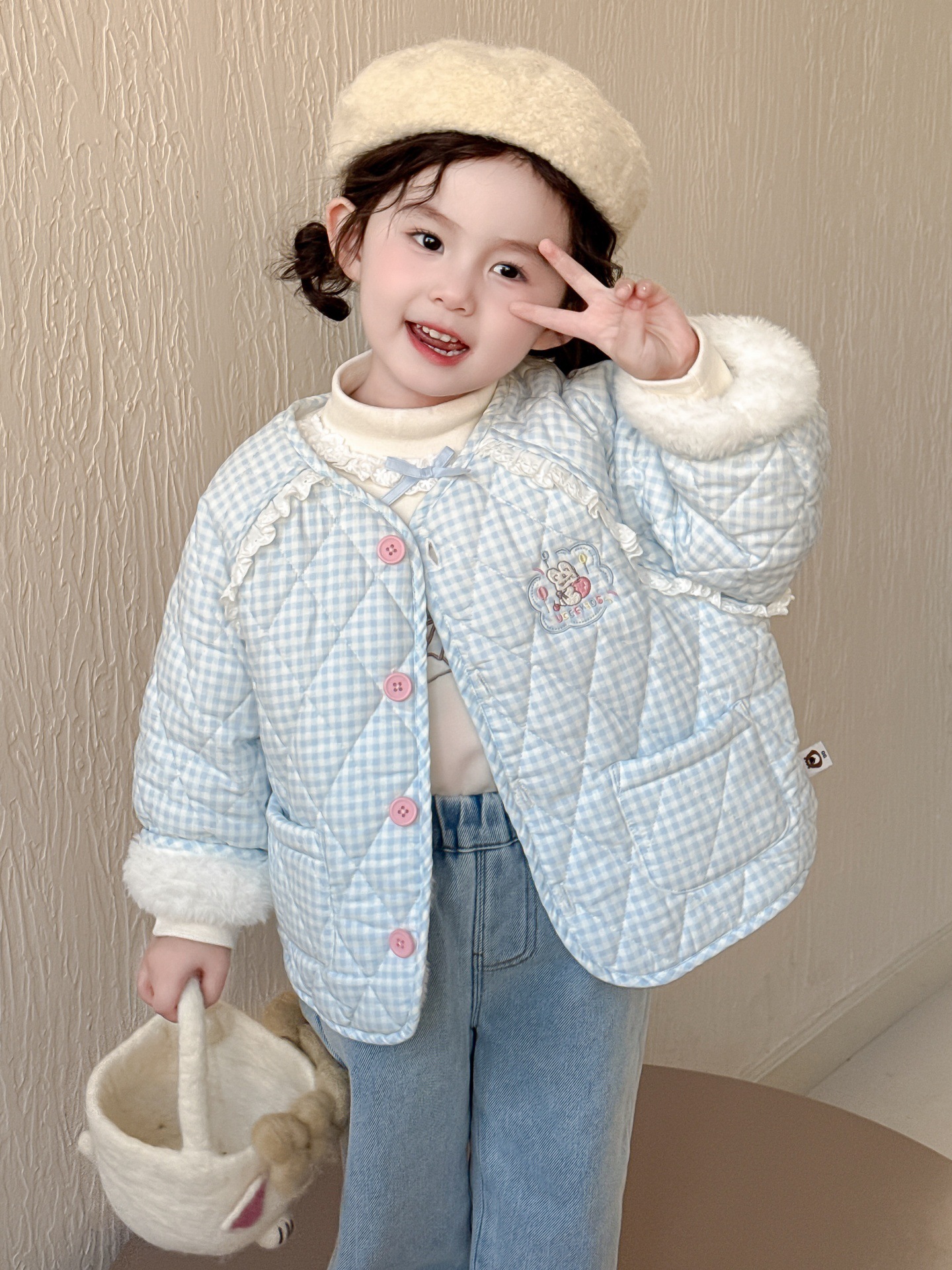 Trajes de niñas otoño-invierno 2025 nuevos niños de algodón y abrigo de terciopelo, ropa de bebé super hermosa y gruesa