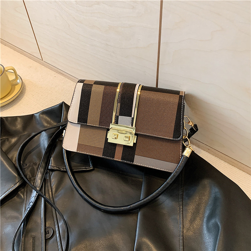 2024 verano nuevo bolso de moda de moda de mujer nariz de cerdo bolso de bloqueo de un hombro bolso inferior inclinado bolso de color de personalidad bolso pequeño