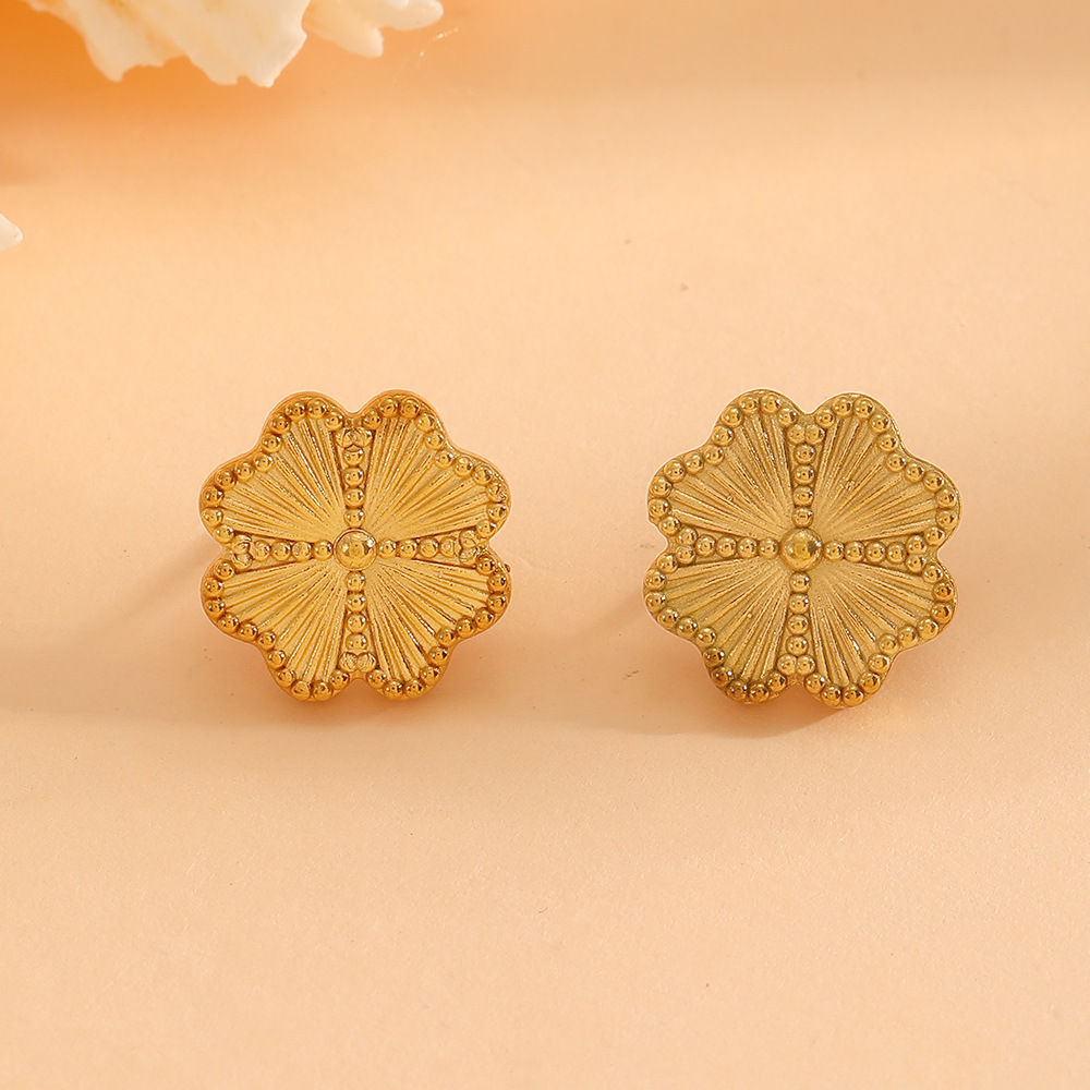 Sparkling Designer Ring For Women, Elegant And Comfortable Piece_voghion.com