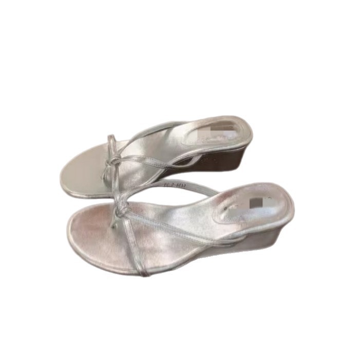 Coreano negro de fondo grueso flipper mujer verano usar 06 nuevo perezoso talón antideslizante aumento de altura clip zapatillas frías