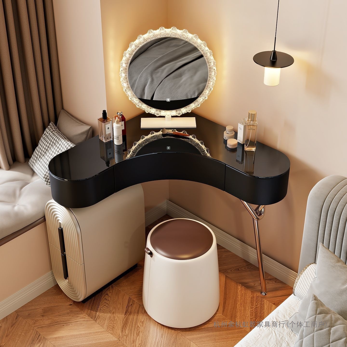 Mini estilo italiano arco armario de tocador en una pequeña esquina de dormitorio triangular mini mesa de maquillaje de lujo