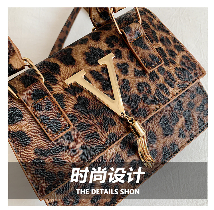 The new leopard print handbag is trendy and stylish. The crossbody bag has a simple texture and a spicy girl style. It is a unique single-shoulder small square bag undefined