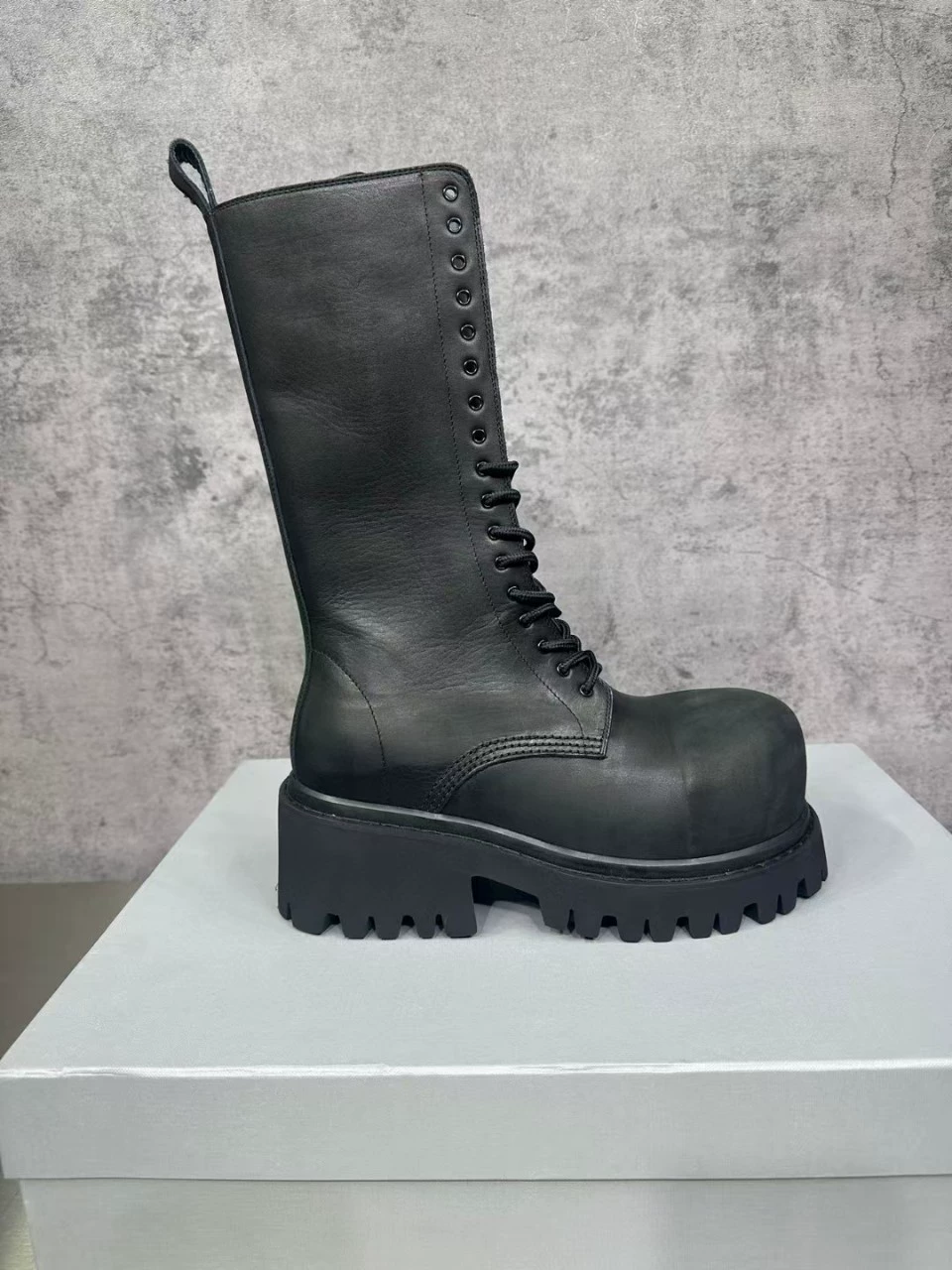 Ботинки-миди Martens Ding, матовая кожа, платформа, тракторная подошва, шнуровка (чёрные)