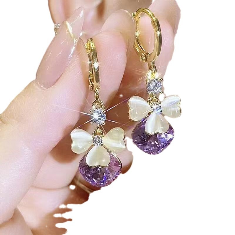 Pendientes de gota de agua morada de pétalo de ópalo de temperamento de lujo ligero, diseño de nicho femenino, moda y todo fósforo