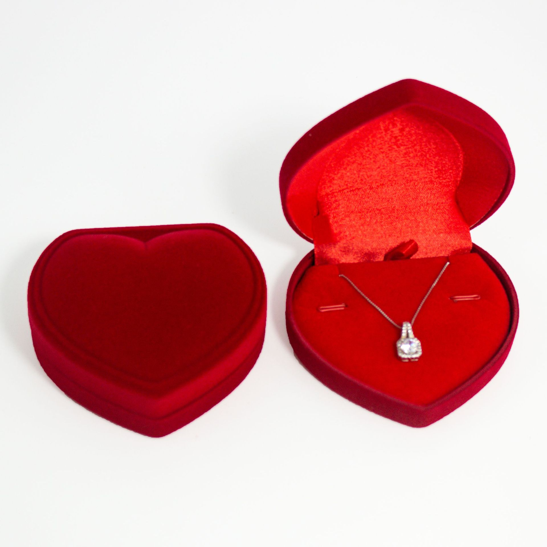 Caja para colgante de corazón de 8*9, con exterior y interior rojos; 80*90*35mm