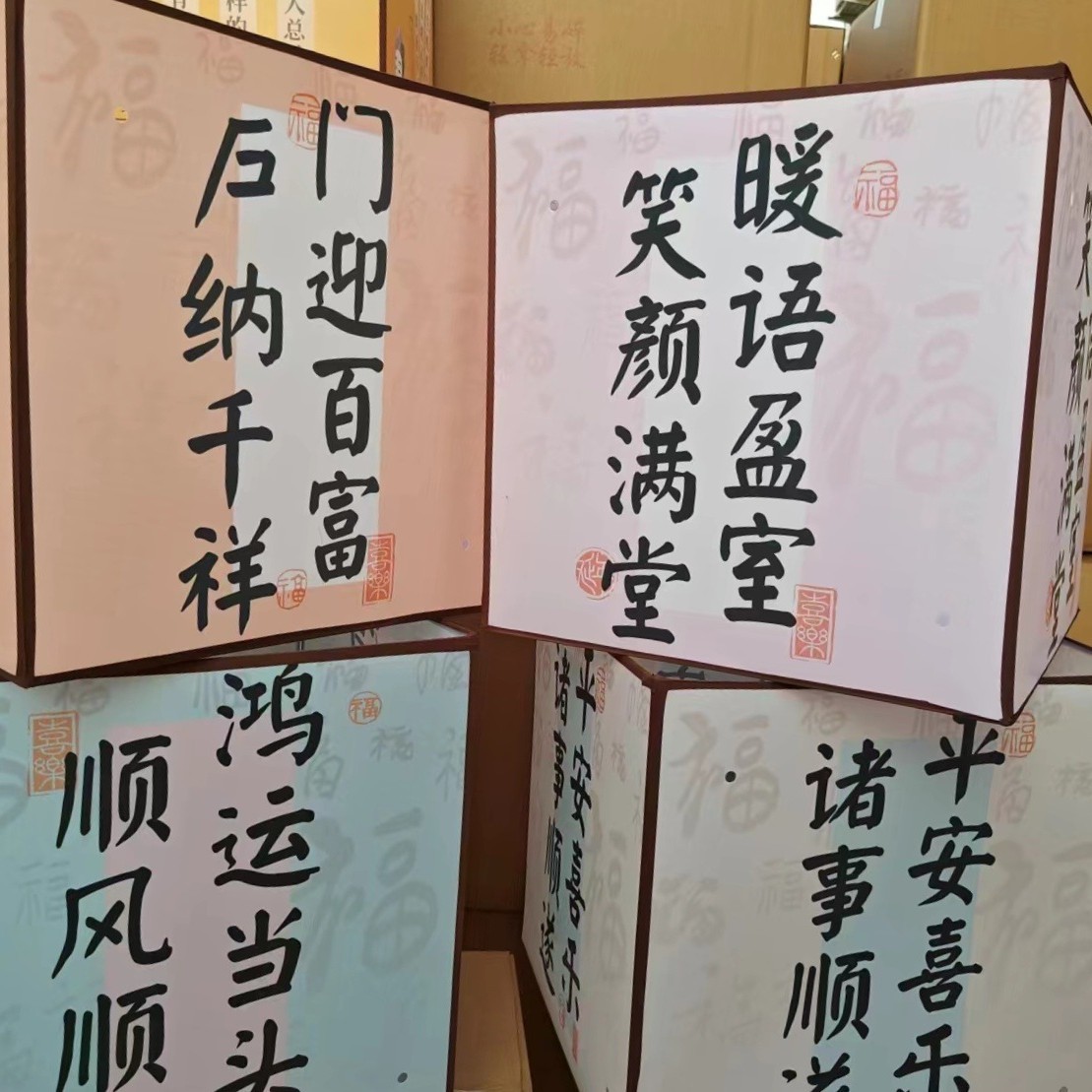 書道の詩と詞の屋外の観光地区の提灯は民宿のホテルの古風な花の明かりを飾って中国風の山水画の提灯を飾ります。