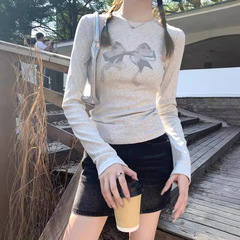 Tシャツの女性の長袖の灰色のモーダルはやせています。