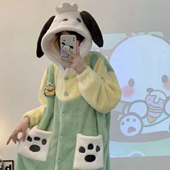 少女の可愛いパチャ犬のサンゴのパジャマ