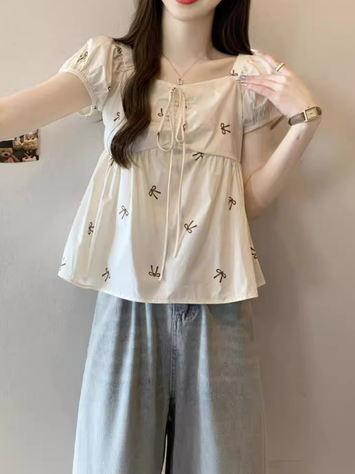 新しいギャルの蝶結びのプリントのシャツの女性服の夏のデザインのひもはやせている短い泡の女性の夏の上着を現します。