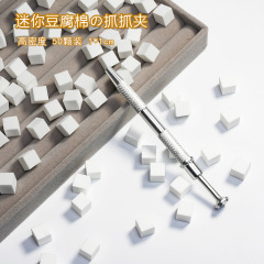 ネイルツールのミニ豆腐の塊をたたいてゴムのスポンジのグラデーションをたたいてぼんやりしています。