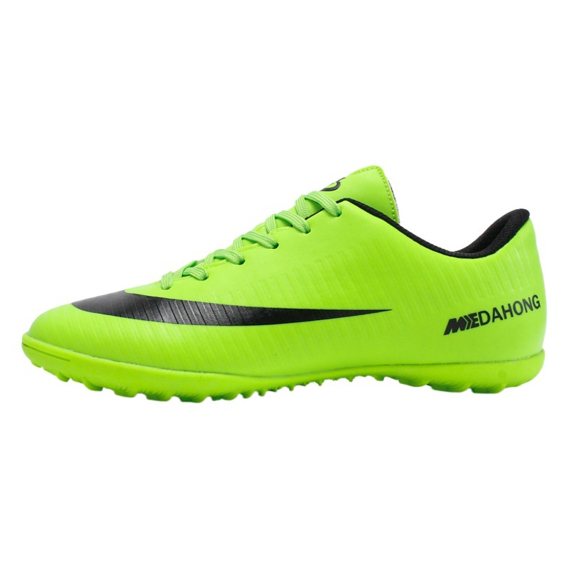 Zapatos de fútbol al aire libre TF uñas rotas para hombres y mujeres zapatillas deportivas antideslizantes de baja altura transpirable absorción de choque competencia estudiante zapatos de entrenamiento verde
