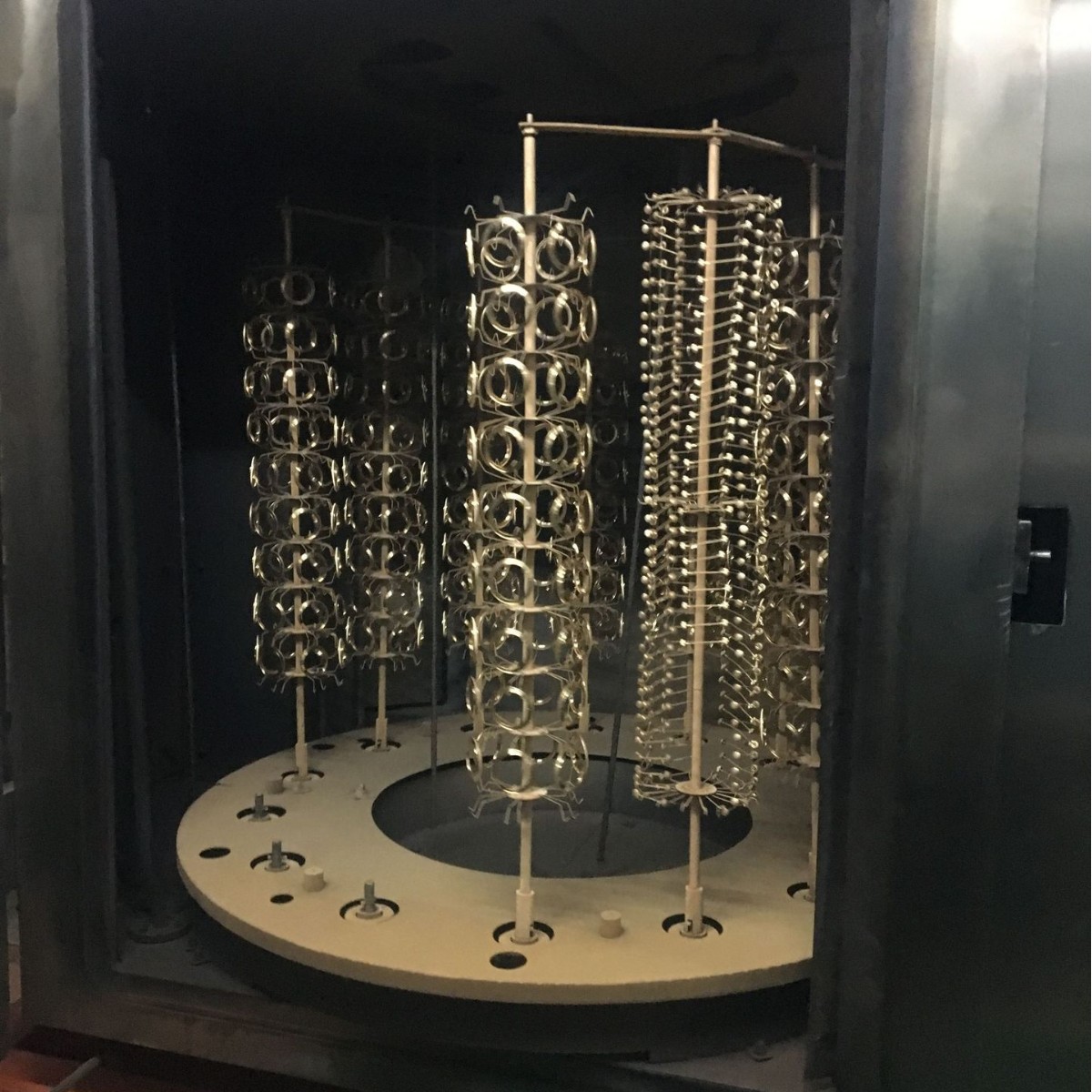 厂家供应 多弧离子镀膜机 五金件 玻璃工艺品 手机金属壳镀膜设备