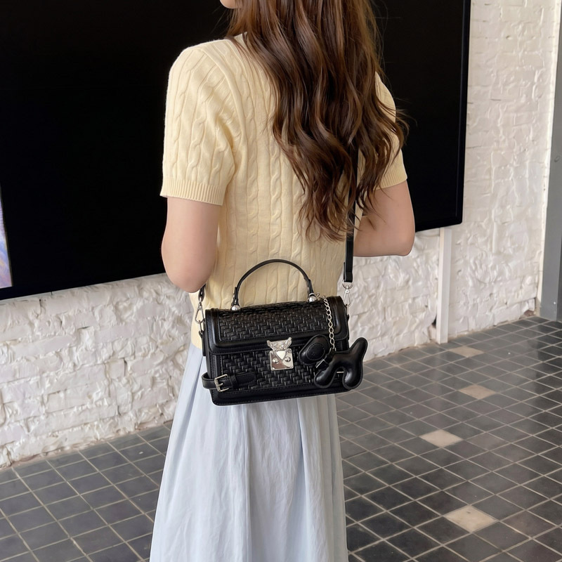 Este año, la moda diaria de mujeres 2026 nueva moda extranjera trenzada oblíqua bolsa de tela nicho bolso de mano pequeño image 5